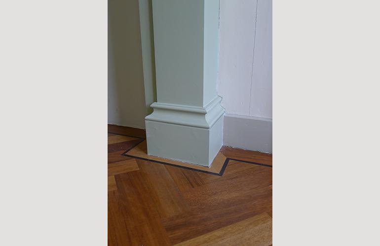 Basement pilaster, de massieve plint dient als een basement.