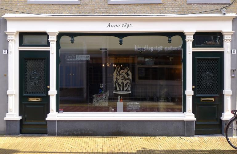 Exterieurrestauratie, de winkelpui van Studio Bauman aan de Hoogstraat te Vlaardingen.
