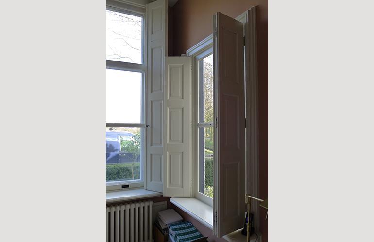 Nieuw binnenluiken, ook dit raam kreeg identieke, maar compleet nieuwe luiken en lijsten aan de binnenkant.