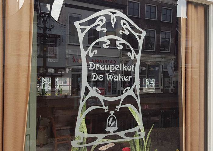 Logo en flesetiket Dreupelkot De Waker