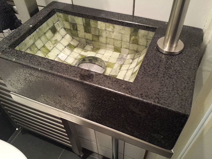 Zwarte terrazzo fontein met groen mozaïek