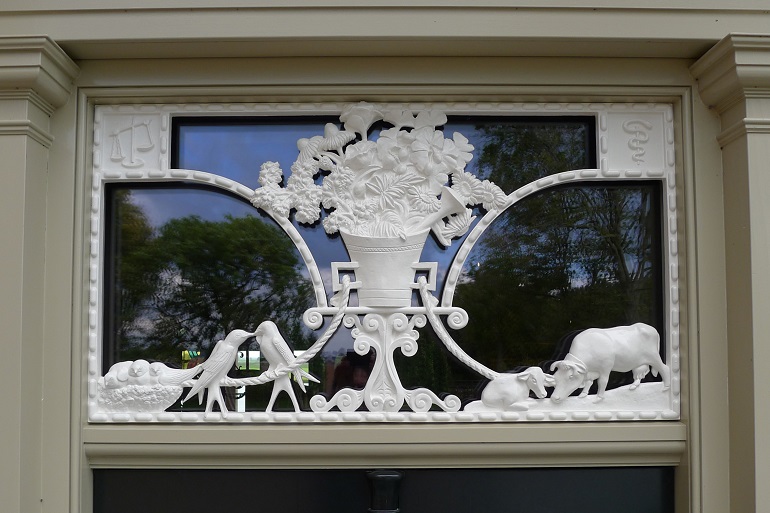 Decoratief bovenlicht met sierlijk ornamentaal ontwerp