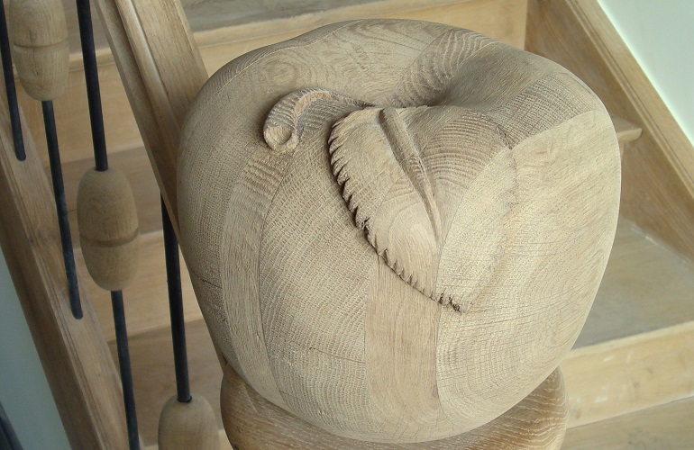 Handgesneden eikenhouten trappaal met decoratief detail