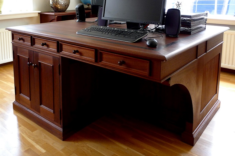 Groot mahoniehouten bureau met klassieke detaillering