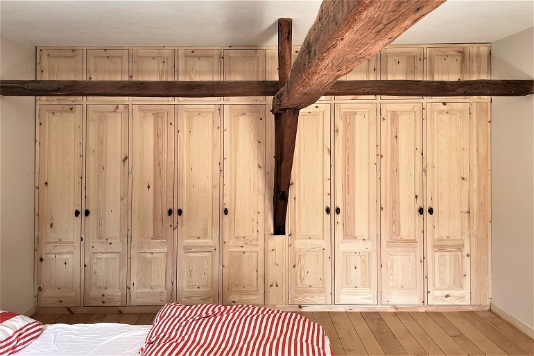 Maatwerk houten kastenwand voor slaapkamer
