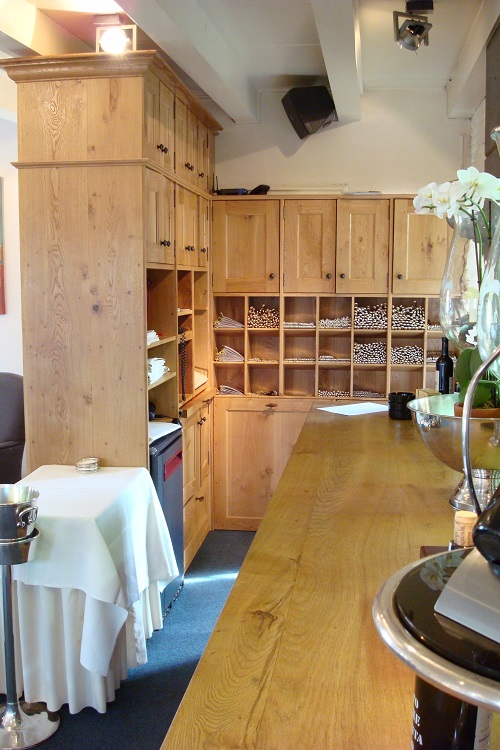 Interieur met op maat ontworpen houten meubilair