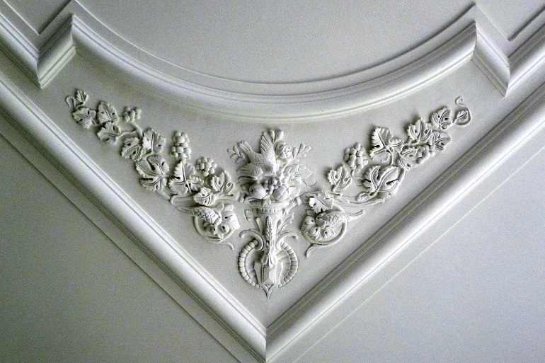 Klassiek ornament met bloem- en bladmotieven als decoratief detail
