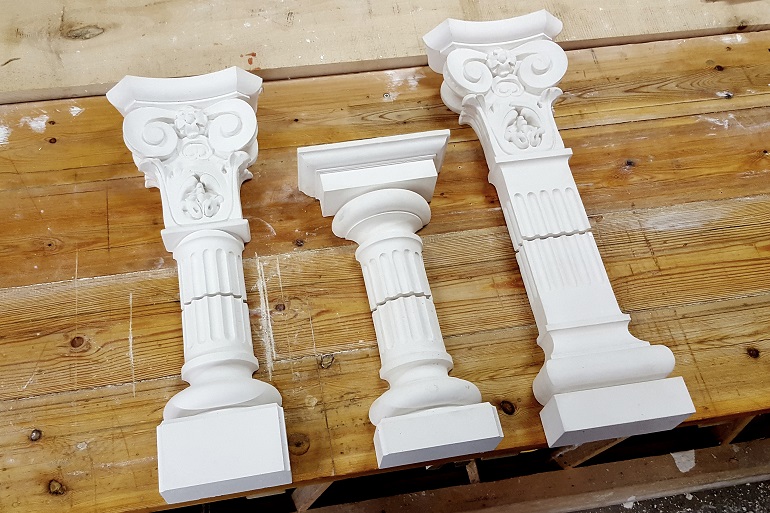 Klassieke pilasters ontworpen voor een houten schouw