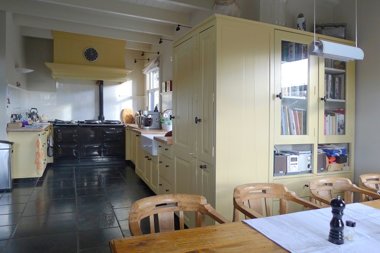 Landelijke keuken met maatwerk houten interieur en kasten