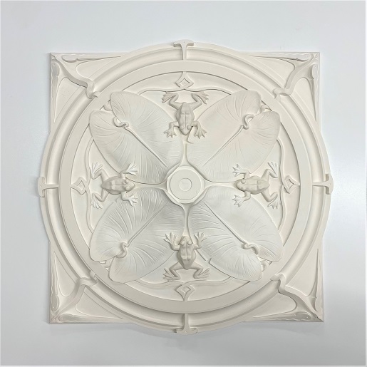 Art Nouveau plafondornament met kikkers en waterleliebladeren