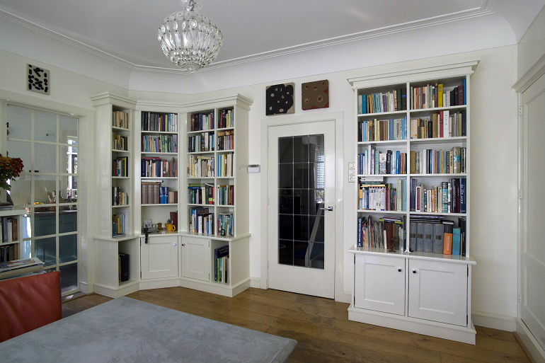 Witte klassieke boekenkasten op maat ontworpen voor het interieur