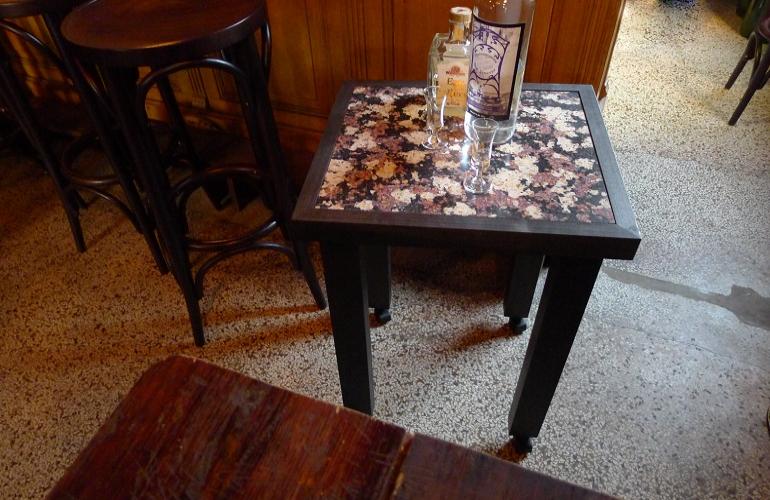 Kleine tafel op wielen met een Terrazzo-Naturablad met terrazzo marmer imitatie.