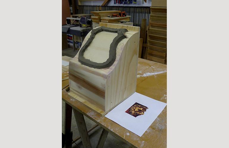 Kleimodel boetseren, het model van de oude console werd eerst van houtplaat nagemaakt.