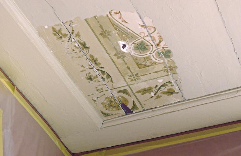 Plafondbeschildering blootleggen en daarna restaureren.